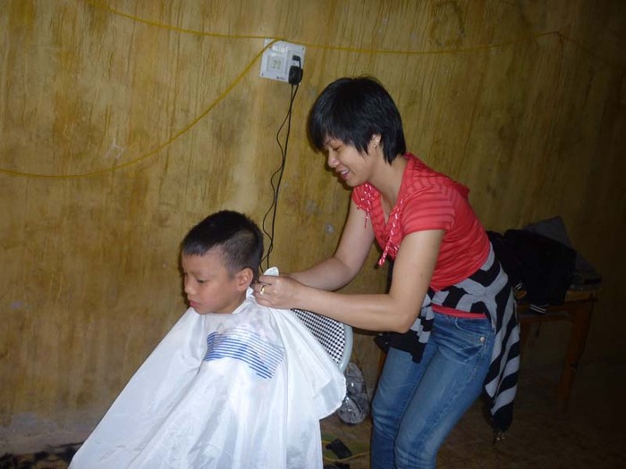 Niềm vui của những bạn nhỏ lần đầu tiên được cắt tóc bằng tông đơ